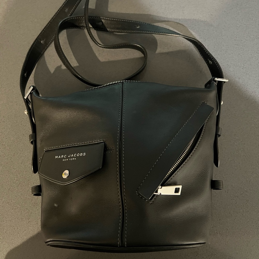 Marc Jacobs ~ The Sling Convertible Crossbody Bag. Black Leather, adjustable